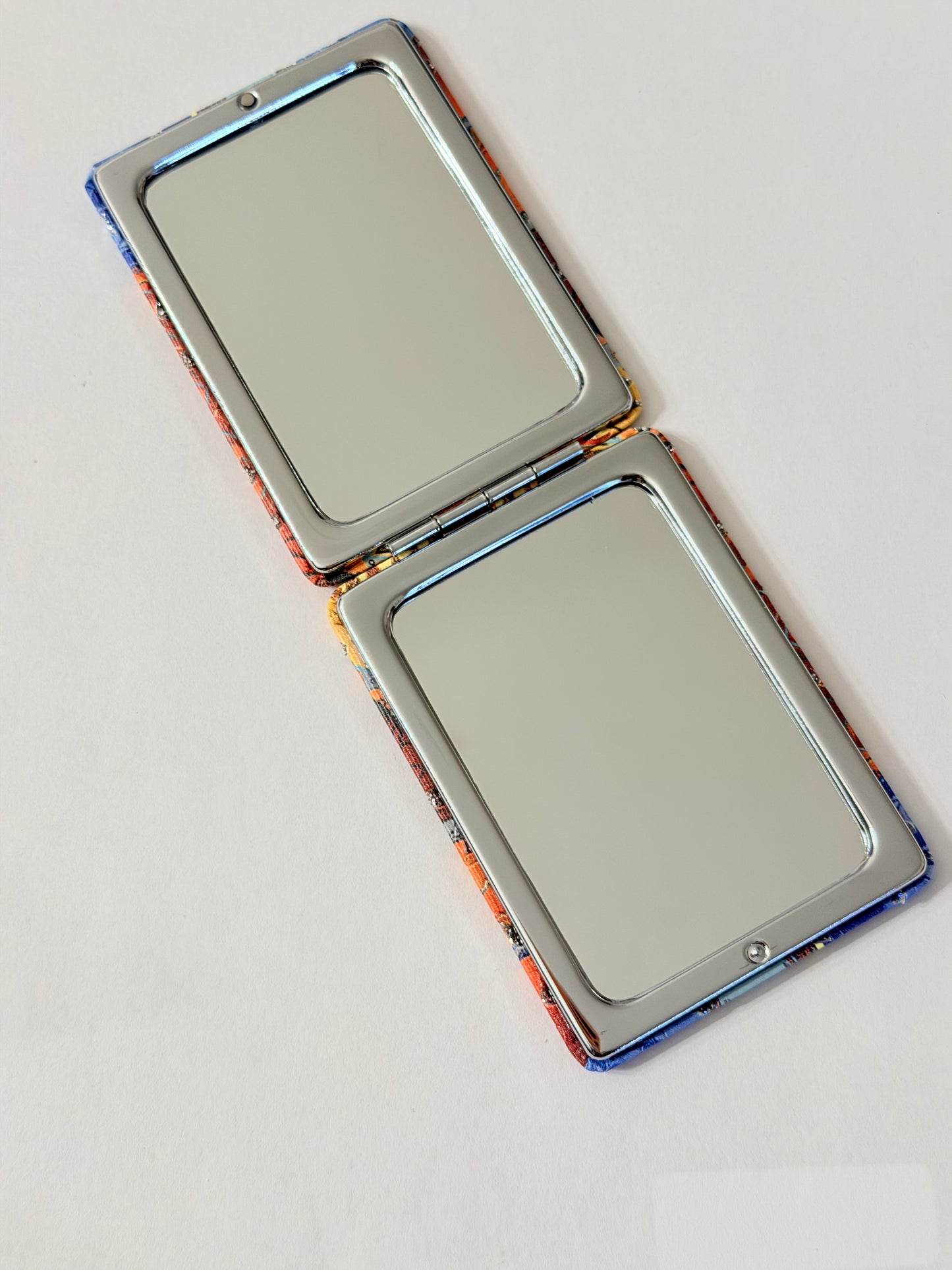 Reflecting Beauty 2-in-1 Compact Mirror
